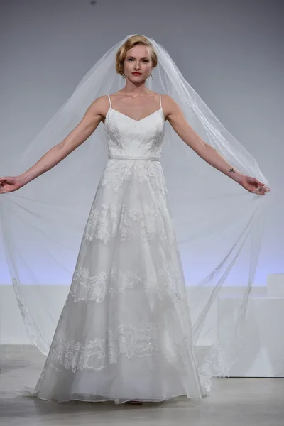 Anne Barge Fall 2017 Bridal collection show — Stock Photo, Image