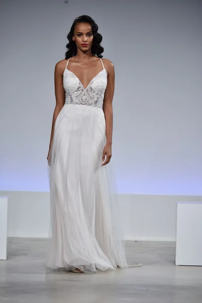 Anne Barge fall 2017 Bridal Collection show — Stockfoto