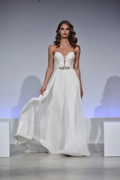 Anne Barge Fall 2017 Bridal collection show — Stock Photo, Image