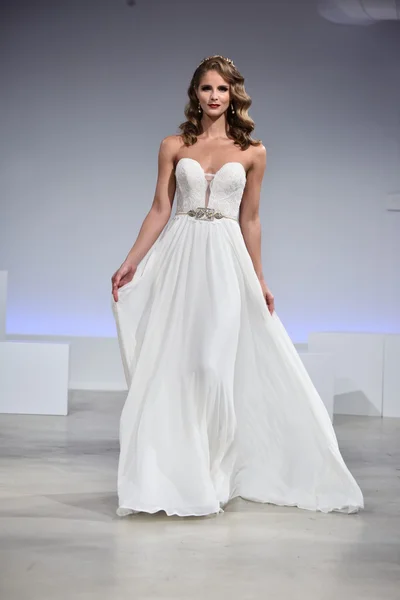 Anne Barge Fall 2017 Bridal collection show — Stock Photo, Image