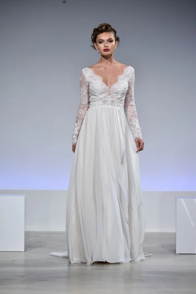 Anne Barge Fall 2017 Bridal collection show — Stock Photo, Image