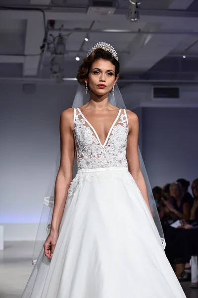 Anne Barge fall 2017 Bridal Collection show — Stockfoto