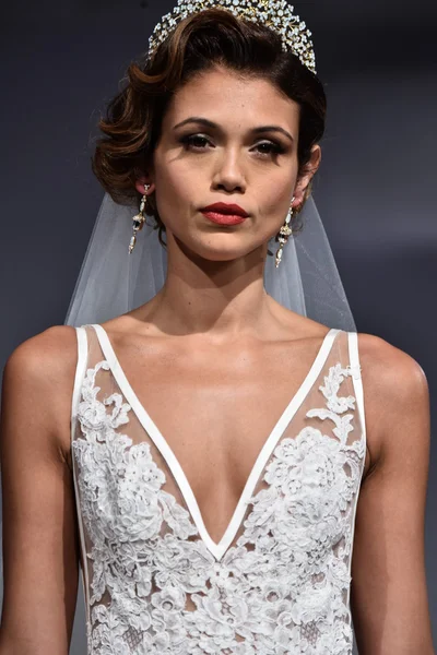 Anne Barge Autunno 2017 Spettacolo collezione sposa — Foto Stock