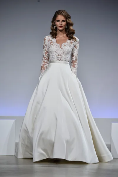 Anne Barge Fall 2017 Bridal collection show — Stock Photo, Image