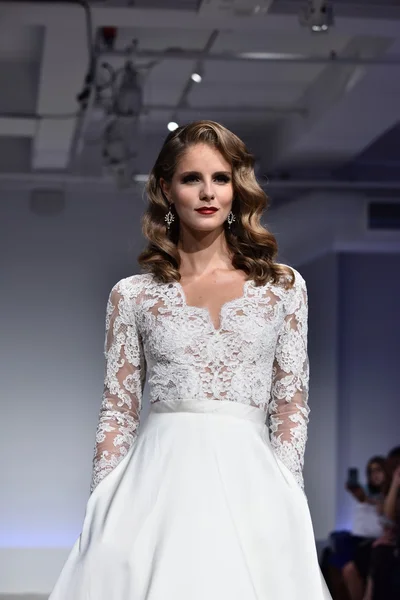 Anne Barge Fall 2017 Bridal collection show — Stock Photo, Image