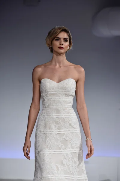 Anne Barge Fall 2017 Bridal collection show — Stock Photo, Image