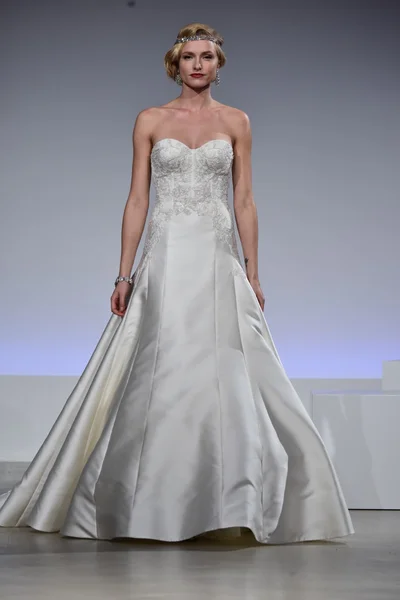 Anne Barge Fall 2017 Bridal collection show — Stock Photo, Image