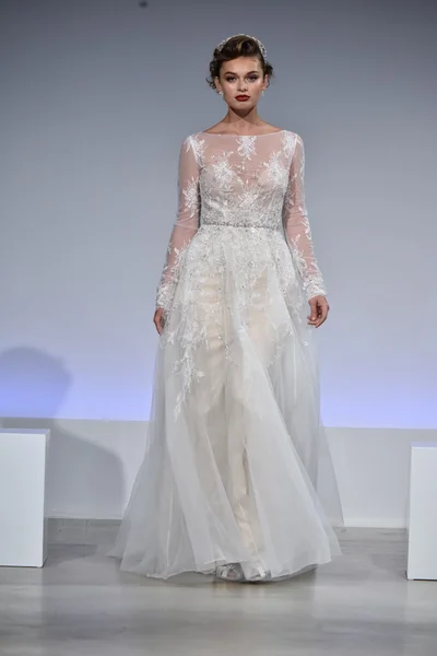 Anne Barge fall 2017 Bridal Collection show — Stockfoto