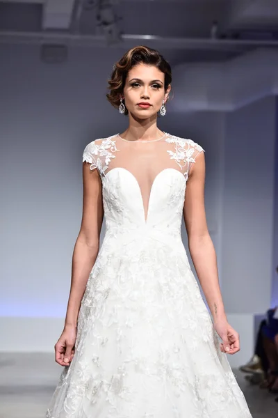 Anne Barge Fall 2017 Bridal collection show — Stock Photo, Image