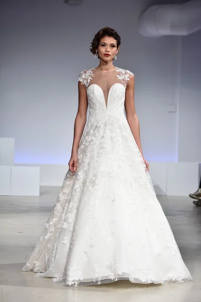 Anne Barge fall 2017 Bridal Collection show — Stockfoto