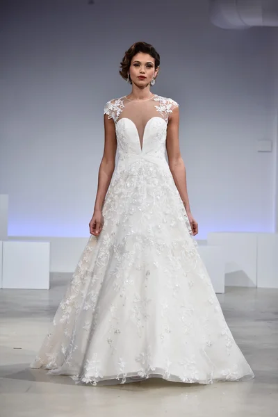 Anne Barge Fall 2017 Bridal collection show — Stock Photo, Image