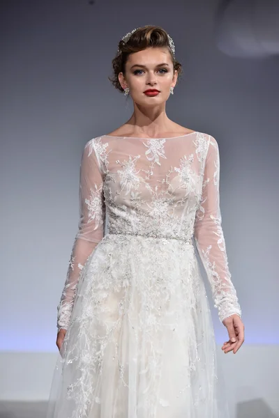 Anne Barge fall 2017 Bridal Collection show — Stockfoto