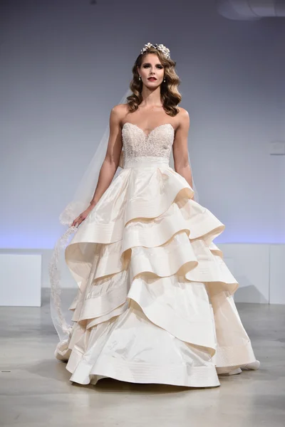 Anne Barge Fall 2017 Bridal collection show — Stock Photo, Image