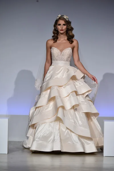 Anne Barge fall 2017 Bridal Collection show — Stockfoto