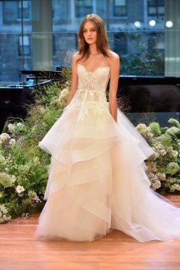 Monique Lhuillier sonbahar 2017 Gelin Koleksiyonu gösteri