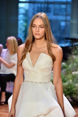 Monique Lhuillier sonbahar 2017 Gelin Koleksiyonu gösteri