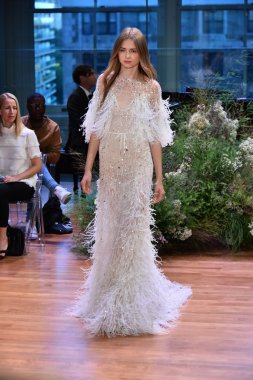 Monique Lhuillier sonbahar 2017 Gelin Koleksiyonu gösteri