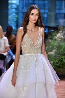 Monique Lhuillier sonbahar 2017 Gelin Koleksiyonu gösteri