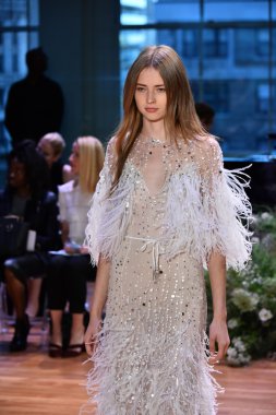 Monique Lhuillier sonbahar 2017 Gelin Koleksiyonu gösteri