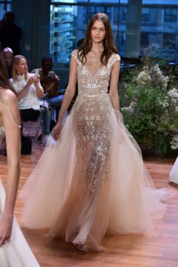 Monique Lhuillier sonbahar 2017 Gelin Koleksiyonu gösteri