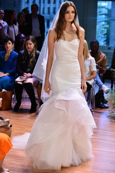 Monique Lhuillier Fall 2017 Bridal collection show — Stock Photo, Image