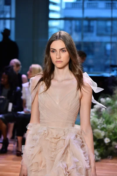 Monique Lhuillier sonbahar 2017 Gelin Koleksiyonu gösteri