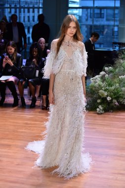 Monique Lhuillier sonbahar 2017 Gelin Koleksiyonu gösteri