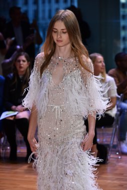 Monique Lhuillier sonbahar 2017 Gelin Koleksiyonu gösteri