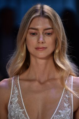 Monique Lhuillier sonbahar 2017 Gelin Koleksiyonu gösteri