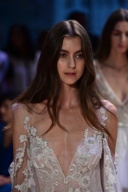 Monique Lhuillier sonbahar 2017 Gelin Koleksiyonu gösteri