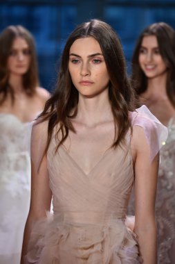  Monique Lhuillier sonbahar 2017 Gelin Koleksiyonu gösteri