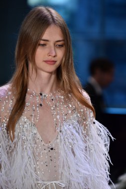 Monique Lhuillier sonbahar 2017 Gelin Koleksiyonu gösteri