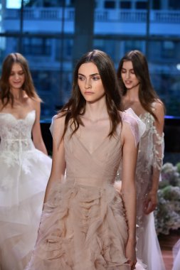  Monique Lhuillier sonbahar 2017 Gelin Koleksiyonu gösteri