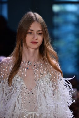 Monique Lhuillier sonbahar 2017 Gelin Koleksiyonu gösteri