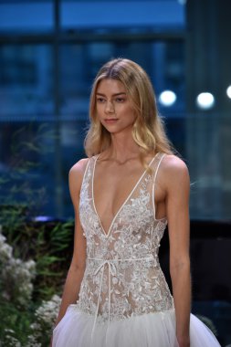 Monique Lhuillier sonbahar 2017 Gelin Koleksiyonu gösteri