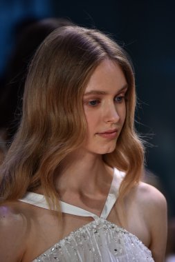 Monique Lhuillier sonbahar 2017 Gelin Koleksiyonu gösteri