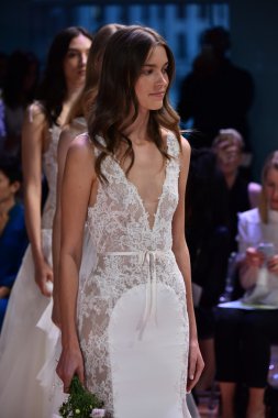  Monique Lhuillier sonbahar 2017 Gelin Koleksiyonu gösteri