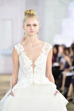  Ines Di Santo sonbahar 2017 Gelin Koleksiyonu gösteri