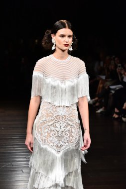 Naeem Khan sonbahar 2017 Gelin Koleksiyonu gösteri 