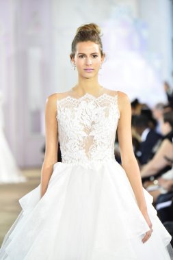  Ines Di Santo sonbahar 2017 Gelin Koleksiyonu gösteri