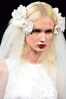 Naeem Khan sonbahar 2017 Gelin Koleksiyonu gösteri 