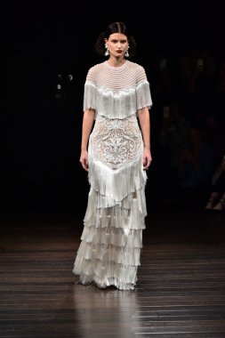 Naeem Khan sonbahar 2017 Gelin Koleksiyonu gösteri 