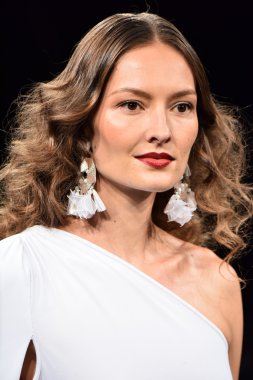 Naeem Khan sonbahar 2017 Gelin Koleksiyonu gösteri 