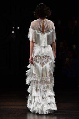 Naeem Khan sonbahar 2017 Gelin Koleksiyonu gösteri 