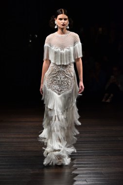 Naeem Khan sonbahar 2017 Gelin Koleksiyonu gösteri 