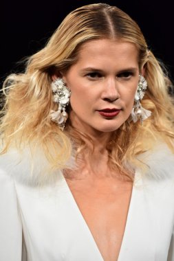 Naeem Khan sonbahar 2017 Gelin Koleksiyonu gösteri 