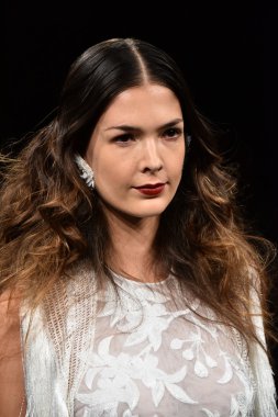 Naeem Khan sonbahar 2017 Gelin Koleksiyonu gösteri 