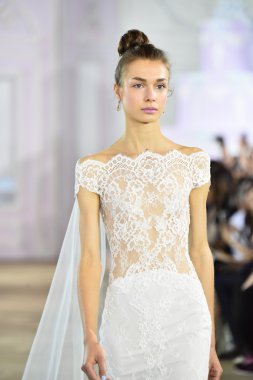  Ines Di Santo sonbahar 2017 Gelin Koleksiyonu gösteri