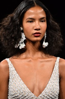 Naeem Khan sonbahar 2017 Gelin Koleksiyonu gösteri 