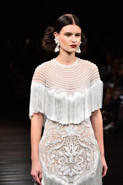 Naeem Khan sonbahar 2017 Gelin Koleksiyonu gösteri 